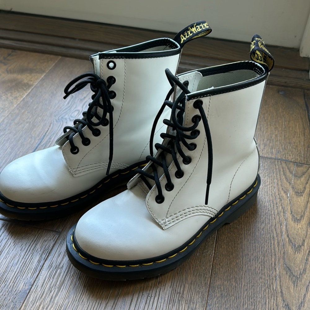 White Dr. Martins 8 hole 1460 SMOOTH LEATHER LACE UP BOOTS size 4US medium